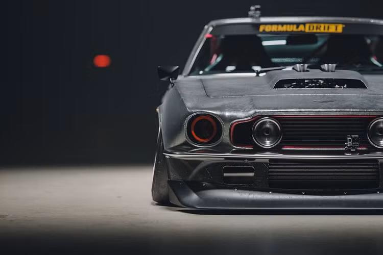 Chiếc Aston Martin V8 Vantage độ khủng trong bài thuộc những năm 1970, và mới được sửa đổi lại bởi một công ty tên Khyzyl Saleem.