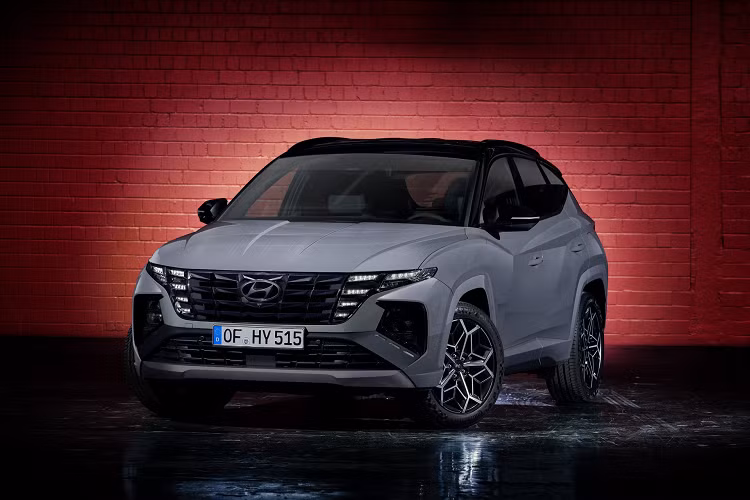 Di chuyển sang hai bên thân xe, mẫu cossover Hyundai Tucson N Line sở hữu tấm ốp cùng màu thân xe, những điểm nhấn trang trí màu đen bóng và chụp gương màu đen Phantom Black. Bộ mâm hợp kim 19 inch với các hoạ tiết tham số tương tự như lưới tản nhiệt trông rất bắt mắt.