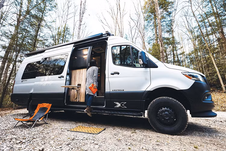 Airstream, công ty Mỹ chuyên sản xuất nhà di động cao cấp, vừa giới thiệu mẫu nhà di động Interstate 24X đời 2022. Airstream Interstate 24X là bản nâng cấp mới của model Interstate 24, chiếc motorhome này hướng đến nhóm khách hàng ưu thích dã ngoại và khám phá các khu vực thiên nhiên hoang dã.