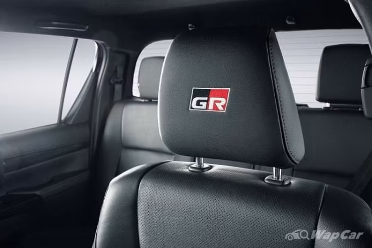 Ngoài những cải tiến về mặt hình ảnh này, Toyota Hilux GR-S 2021 cũng sẽ được trang bị kẹp phanh phía trước hiệu GR cùng hệ thống treo nâng cấp giúp cải thiện khả năng lái xe địa hình và mức độ thoải mái trên đường phố.