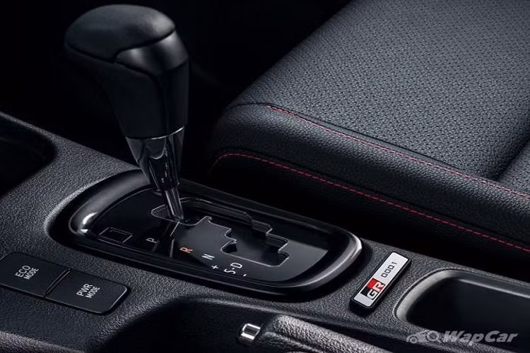 Theo truyền thông Nhật Bản, Hilux GR-S 2021 sẽ có một số cải tiến bao gồm dán đề can GR Sport độc quyền, ốp gầm bổ sung và lưới tản nhiệt phía trước với dòng chữ TOYOTA cỡ lớn.