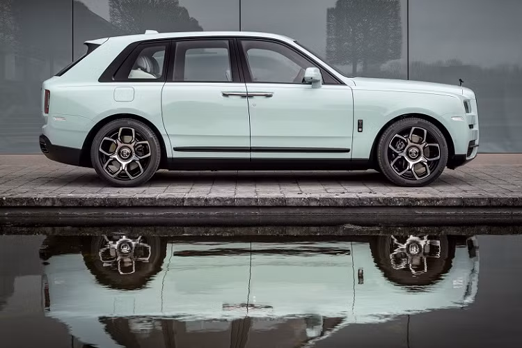 Chiếc SUV siêu sang Rolls-Royce Cullinan còn được trang bị các tấm ốp với dòng chữ “Specially Commissioned for Auto China 2021”, tạm dịch là “Đặc biệt dành riêng cho Triển lãm Ô tô Trung Quốc 2021”. Bên trong khoang cabin, sự kết hợp giữa phối màu Serenity Green và vật liệu sợi Technical Fiber màu đen đem lại một vẻ đẹp tinh tế và độc đáo.