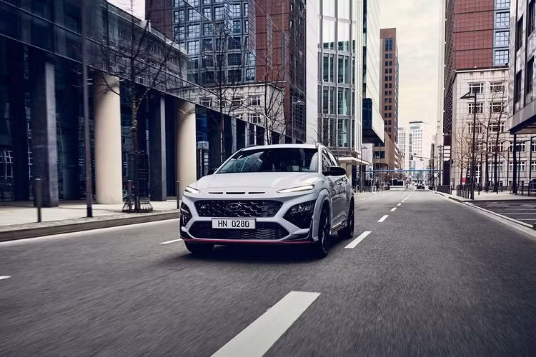 Theo tạp chí ôtô, Hyundai Kona N 2022 mới nhất được bổ sung vào dòng xe hiệu suất của nhà sản xuất ôtô Hàn Quốc. Hãng hy vọng xe sẽ gặt hái được thành công giống như Veloster N trước đây. Động cơ tăng áp 2 lít 4 xi-lanh của Kona N 2022 tạo ra công suất 276 mã lực khi hoạt động bình thường.