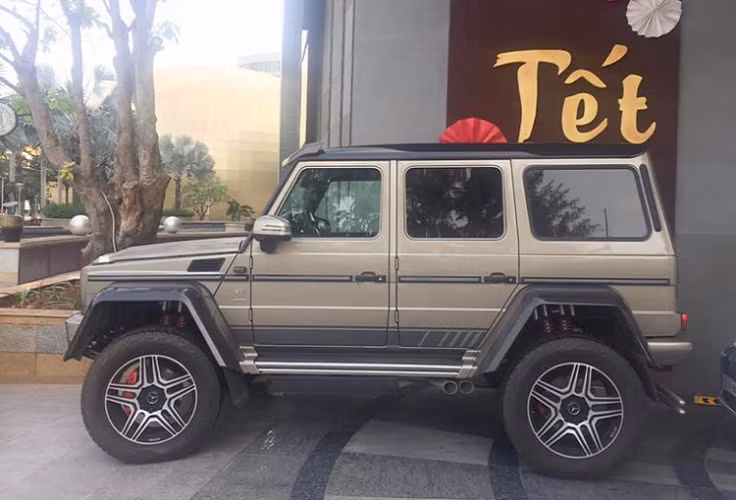 Mặc dù cùng chiều dài cơ sở 2.850mm với G500 thông thường, tuy nhiên Mercedes-Benz G500 4×4² sở hữu khả năng vượt địa hình linh động hơn. Cụ thể, G500 4×4² sở hữu khoảng sáng gầm lên đến 450mm, góc tiếp cận và góc thoát lần lượt 52 và 54 độ, góc vượt đỉnh dốc 47 độ, đi cùng với khả năng lội nước lên đến 1.000 mm. Nhờ đó, G500 4×4² trở thành mẫu SUV lý tưởng để đi off-road.