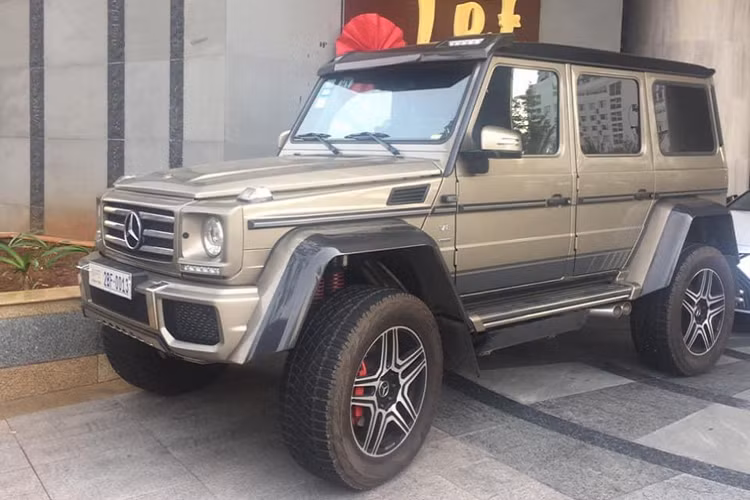 Phiên bản G500 4×4² sử dụng động cơ xăng V8 dung tích 4.0 lít tăng áp kép cho công suất tối đa 422 mã lực và mô-men xoắn cực đại 610 Nm. Sức mạnh được truyền xuống bốn bánh (4x4) thông qua hộp số tự động 7 cấp (7G-TRONIC). G 500 4x4² thừa hưởng hệ dẫn động từ “siêu bán tải 6 bánh” – G63 AMG 6x6 nhưng loại bỏ đi 1 trục. Xe được trang bị 3 khoá vi sai (trước, sau, trung tâm) để người lái linh hoạt lựa chọn khi vượt địa hình.