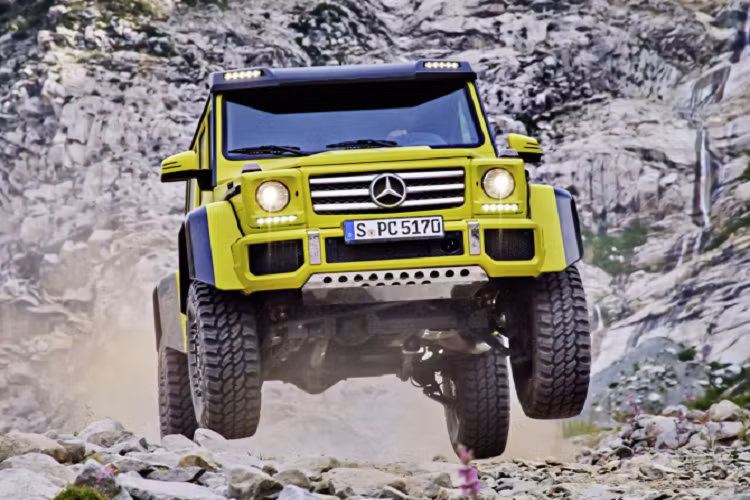 Tại thời điểm công bố giá xe Mercedes-Benz G500 4×4² vào năm 2015 không hề rẻ, khởi điểm từ 226.000 Euro, đắt hơn cả G63 AMG có giá khoảng 143.000 Euro. Giá bán của G500 4×4² thậm chí gần bằng phiên bản G65 (máy V12) có giá 270.000 Euro ở thời điểm đó.