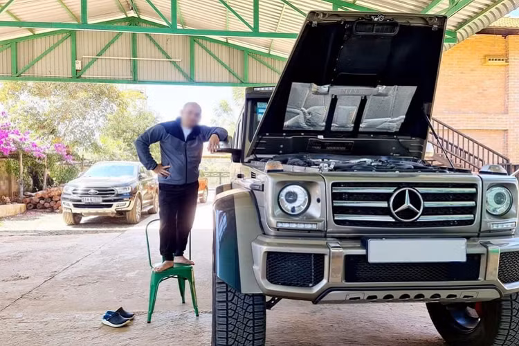 Thỉnh thoảng, nhiều phiên bản hàng “khủng” của dòng G-Class xuất hiện tại Việt Nam đã gây tò mò cho những người yêu xe. Có thể kể đến là “khủng long 6 bánh” G63 AMG 6x6 giá triệu đô đeo biển Lào, hay mới đây là chiếc Mercedes-Benz G500 4×4² 2021 mới đeo biển Campuchia nổi bật với khả năng vượt địa hình tối ưu.