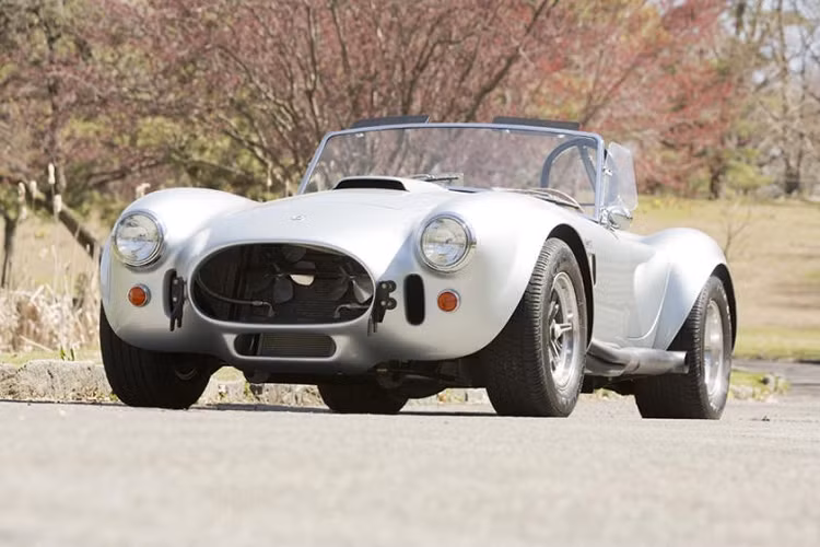  Shelby Cobra 427 Continuation 1991 (9 chiếc) Cobra là một biểu tượng của ngành ô tô Mỹ, nhưng chỉ có 998 chiếc từng được chế tạo trong quá trình sản xuất kéo dài từ năm 1961 đến năm 1968, bao gồm cả xe đi đường và xe thi đấu. Năm 1991, huyền thoại Carroll Shelby quyết định tận dụng một số khung gầm không sử dụng và chế tạo những chiếc Cobra đặc biệt để bán. Ông muốn bán chúng dưới dạng các mẫu xe năm 1965, nhưng làm mới vào năm 1991. Tuy nhiên, chúng chỉ được cấp phép sử dụng đi off-road, vậy nên Shelby cũng chỉ chế tạo 9 chiếc mà thôi.