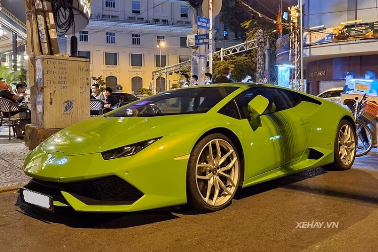 Chiếc Lamborghini Huracan LP610-4 hàng hiếm tại Việt Nam này sở hữu bộ la-zăng 5 chấu kép kích thước 20 inch sơn bạc sáng loáng bọc gọn trong lốp Pirelli P Zero 245/30 ở bánh trước và 305/30 ở bánh sau. Xe được trang bị hệ thống phanh gốm carbon cùng kẹp phanh hiệu suất cao sơn đen thể thao.