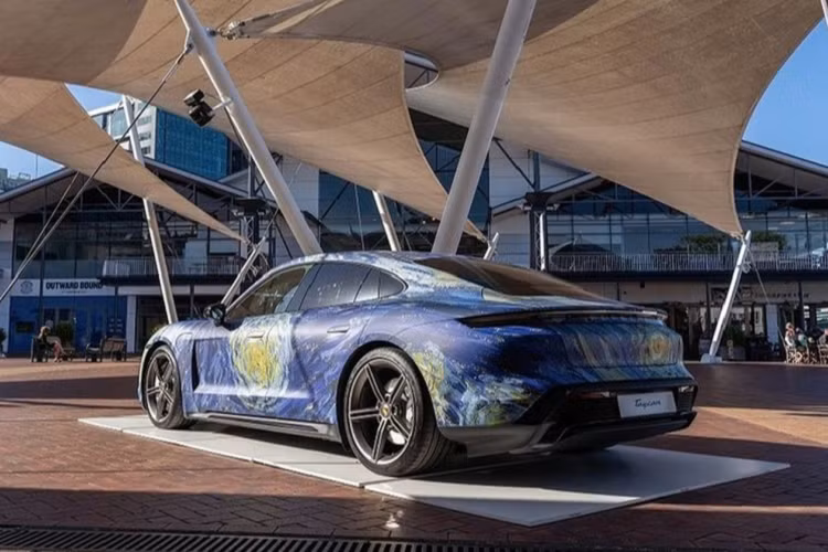 Porsche Taycan chạy điện được trang bị bộ pin lithium-ion 93,4 kWh với cấu trúc 800 volt được đặt dọc chiều dài của xe. Khi sạc bằng hệ thống hiệu năng cao 270 kW chỉ với 22 phút để nạp lại 80% dung lượng, xe chỉ cần 5 phút sạc là đủ để xe đi được quãng đường khoảng 96 km. Với hệ thống sạc nhanh DC 150kW, thời gian cần để sạc từ lúc cạn pin đến 80% cũng chỉ là 36 phút. Theo Porsche, với pin được sạc đầy, Taycan Turbo có thể đi được 450 km liên tục.
