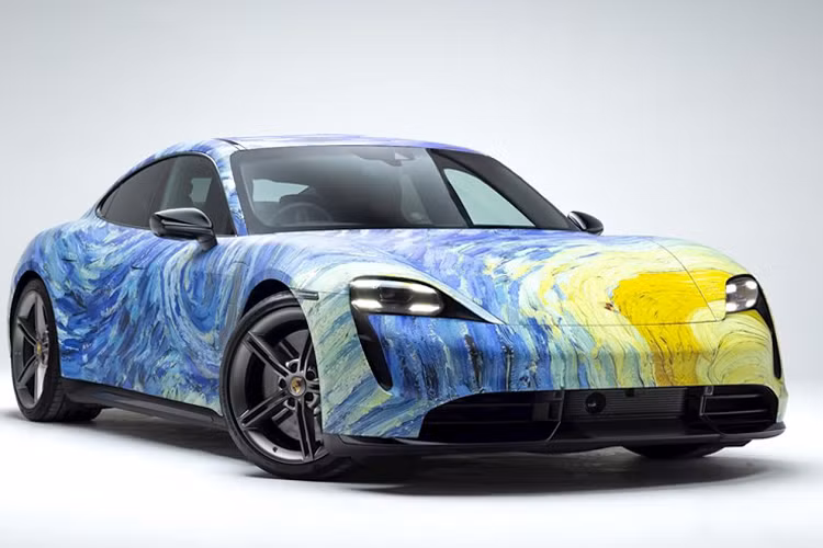 Thông thường, nhiều người chơi xe đã lựa chọn cho chiếc Porsche của mình lớp áo của những chiếc xe đua hay những lớp decal lộng lẫy khác. Tuy nhiên, trong một dự án đặc biệt, Porsche New Zealand đã tạo ra một chiếc Porsche Taycan Turbo chạy điện với lớp áo ngoại thất được lấy cảm hứng chính từ bức tranh “Starry Night” nổi tiếng của danh họa người Hà Lan Vincent Van Gogh.