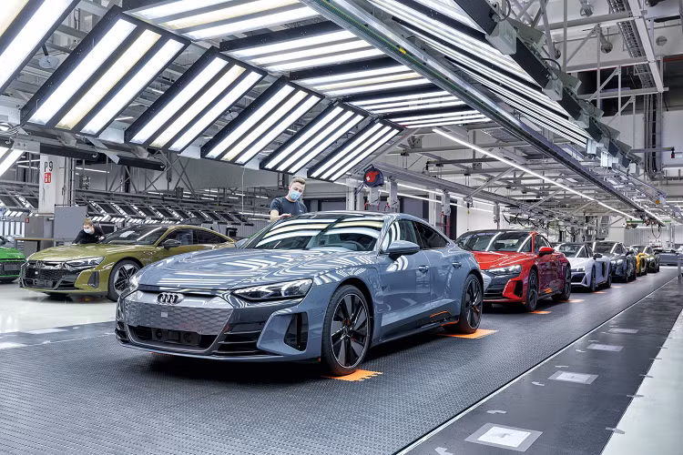 Phiên bản tiêu chuẩn của Audi E-Tron GT sử dụng mô tơ điện kép (1 trên mỗi trục) với tổng công suất 476 mã lực và mô-men xoắn 630 Nm. Trong khi đó, phiên bản RS E-Tron GT có công suất cao hơn với 589 mã lực và 830 Nm. Chế độ Overboost cho phép bản thường tăng tốc từ 0-100 km/h trong 3,9 giây cùng tốc độ tối đa 245 km/h trong khi thông số này của bản RS là 3,1 giây và 255 km/h.