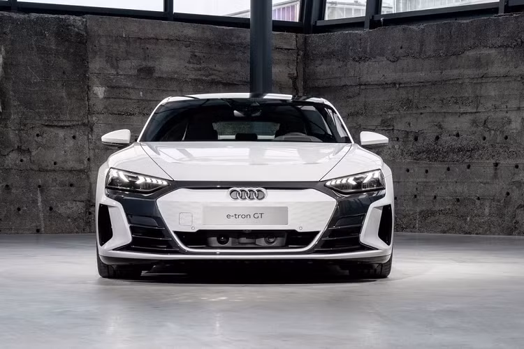 E-tron GT có hai cổng sạc ở hai bên thân xe. Cả hai cổng sạc đều cho phép sạc AC, trong khi phía hành khách hỗ trợ sạc nhanh DC. Đối với sạc tại nhà, E-tron GT có bộ sạc tiêu chuẩn 11 kW AC, cho phép nó sạc lại pin qua đêm. Bộ sạc 22 kW tùy chọn để sử dụng tại nhà cũng sẽ được cung cấp.