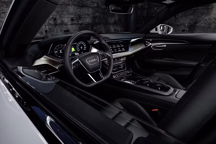 Như đã biết, Audi E-Tron GT là mẫu xe điện mới nhất của hãng xe 4 vòng tròn để đón đầu xu hướng xe chạy điện ngày càng tăng. Xe đặt mục tiêu cân bằng khả năng sử dụng hàng ngày với hiệu suất thể thao, vì thương hiệu này hướng đến việc cạnh tranh với Tesla Model S và Porsche Taycan. E-Tron GT sử dụng khung gầm J1 Performance Platform của VW Group do chính Porsche thiết kế và đã sử dụng trên chiếc Taycan.