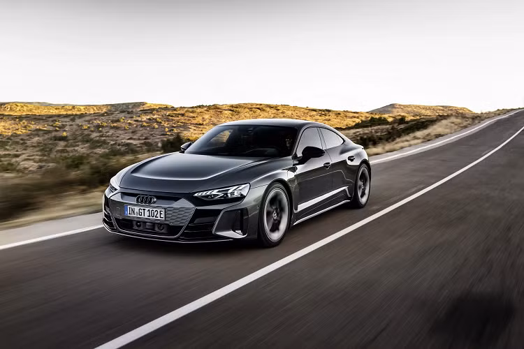 Audi E-Tron GT có kích thước D x R x C lần lượt là 4,99 x 1,96 x 1,41(m), chiều dài cơ sở 2,9m. Hệ số cản không khí của chiếc sedan thuần điện ở mức 0,24, tỷ lệ tốt nhất lịch sử Audi. Nội thất E-Tron GT hiện đại và tinh tế. Vẫn là giao diện lái và màn hình trung tâm quen thuộc cùng hàng loạt các nút cảm ứng hiện đại trong khoang xe E-tron GT nhưng một số chi tiết đã được tái thiết kế.