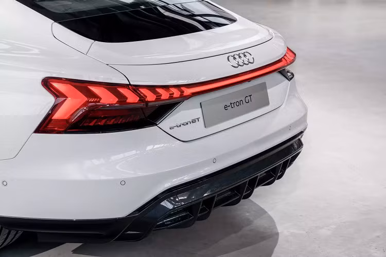 Giá xe Audi E-tron GT 2022 tại thị trường quê nhà Đức từ 99.800 Euro cho bản quattro và từ 138.200 Euro cho bản RS. Dự kiến sẽ được bán ra tại Mỹ vào mùa hè 2021 với 3 phiên bản: GT quattro Premium Plus từ 99.900 USD (khoảng 2,28 tỷ đồng), GT quattro Prestige từ 107.100 USD (khoảng 2,46 tỷ đồng) và RS GT từ 139.900 USD (khoảng 3,22 tỷ đồng), mức giá trên chưa bao gồm thuế và phí giao xe.
