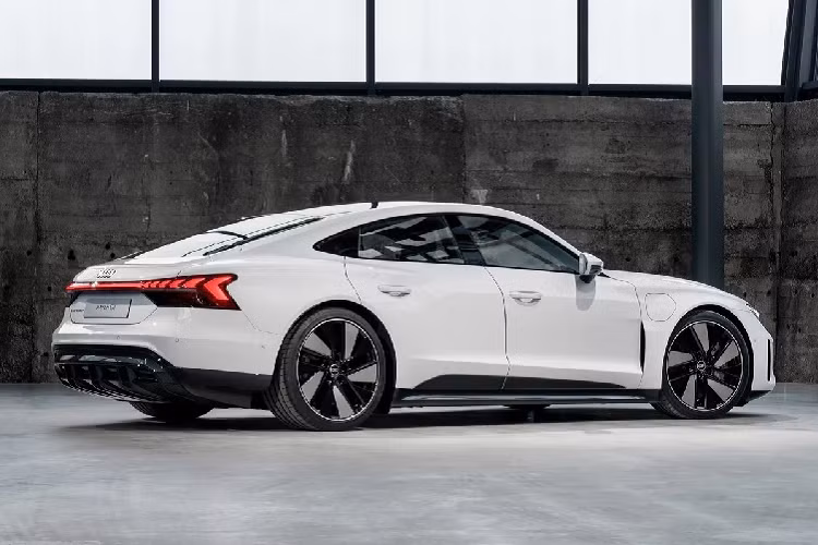 Mẫu xe điện này sẽ được Audi Thái Lan áp dụng chế độ Bảo hành 5 năm hoặc 150.000 km. Hệ thống pin được bảo hành 8 năm hoặc 160.000 km cùng dịch vụ cứu hộ nhanh 24/24 trong 5 năm. Hiện chưa rõ chiếc Audi E-Tron GT vừa về Việt Nam sẽ được bán ra hay chỉ là xe trưng bày.