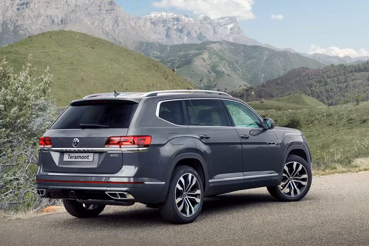 Hiện tại, chưa rõ chính xác số phiên bản cũng như trang bị cũng như giá xe Volkswagen Teramont tại thị trường Việt Nam. Tuy nhiên, gần như chắc chắn Teramont sẽ được mang về nước với phiên bản facelift mới nhất cùng một số trang bị tiêu chuẩn như đèn Full-LED, mâm xe có thể là loại 20 inch, cấu hình 7 chỗ ngồi hay tiện nghi gồm có điều hoà tự động 3 vùng, cửa sổ trời toàn cảnh, màn hình công-tơ-mét dạng LCD...