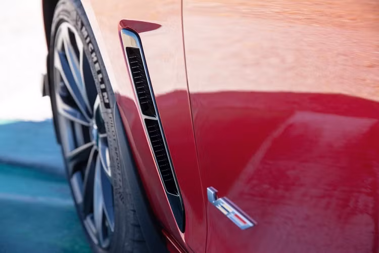 Sức mạnh động cơ của Cadillac CT4-V Blackwing 2022 được truyền tới bánh thông qua hộp số sàn 6 cấp tiêu chuẩn hoặc tự động 10 cấp tùy chọn. Thêm vào đó là khóa vi sai chống trượt điều khiển điện tử trên cầu sau và hệ thống treo cải tiến với lò xo cứng hơn cũng như thanh cân bằng rỗng.