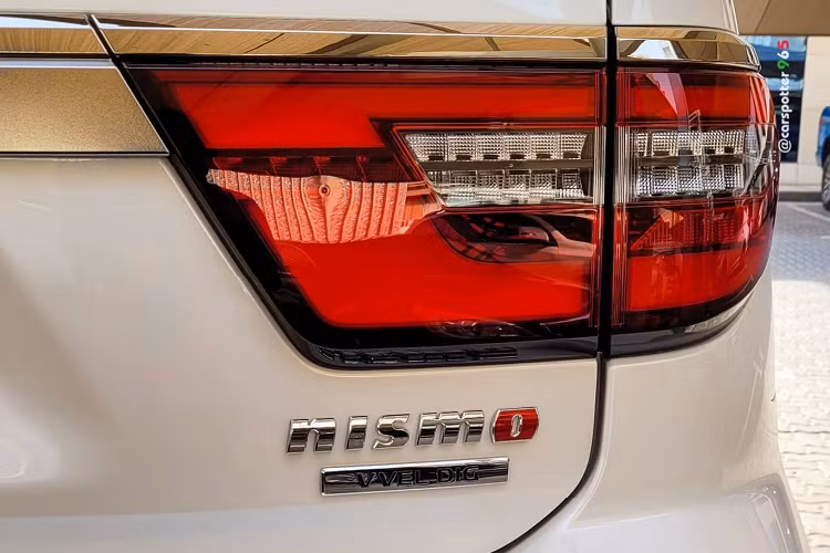 Bước vào khoang nội thất, Patrol Nismo 2021 không có nhiều thay đổi so với phiên bản thông thường. Tuy nhiên cabin khác biệt hơn khi sử dụng vật liệu như Da và da lộn Alcantara, trang trí sợi carbon, vô lăng có dấu vạch đỏ ở vị trí 12h như xe đua, đồng hồ hỗ trợ lái trang trí màu đỏ. Xe đi kèm với nhiều tiện ích, các tính năng giải trí và kết nối khác như: sạc điện thoại không dây, ổ cắm USB, kết nối với Apple CarPlay…
