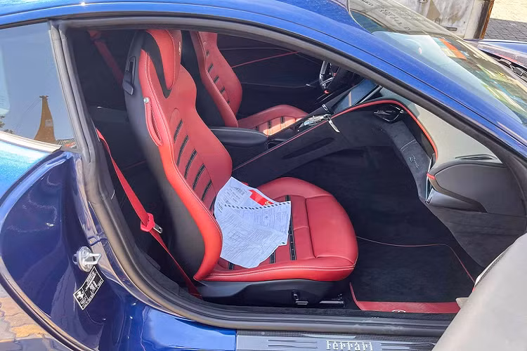 Nội thất của Roma khá khác biệt so với những người anh em trong gia đình Ferrari. Xe có nội thất hiện đại với màn hình trung tâm kích thước lớn cùng bảng đồng hồ kỹ thuật số.