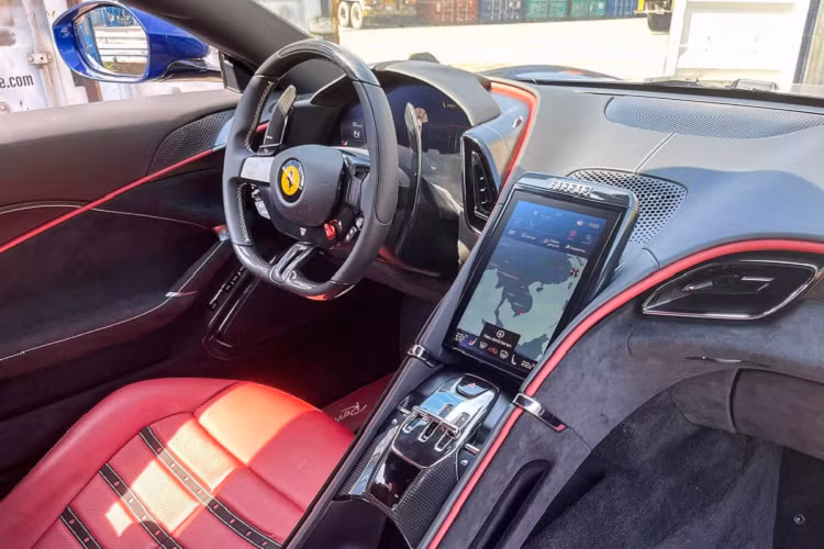 So với những siêu xe trước đó của Ferrari, Roma có thiết kế khác biệt hoàn toàn. Xe có lưới tản nhiệt kiểu mới, cụm chiếu sáng chính và đèn hậu được thiết kế mảnh. Cụm 4 ống xả quen thuộc được đặt lệch nhau đi kèm cản sau hầm hố.