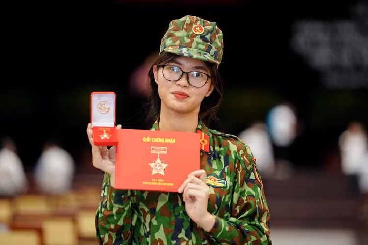 Vũ Kim Khánh, Học viện Quân y, chia sẻ sự tự hào và vinh dự khi có mặt trong buổi tuyên dương. Nữ quân y chia sẻ cảm xúc khó tả khi nhìn lại giai đoạn cô cùng đồng đội gồng mình chiến đấu với đại dịch. "Khi dịch chuẩn bị ổn định, em cảm thấy phấn khởi vì đã góp sức cùng thành phố. Khi có dịp, em nhất định sẽ tới thăm khi TP.HCM khỏe lại", Khánh tâm sự.