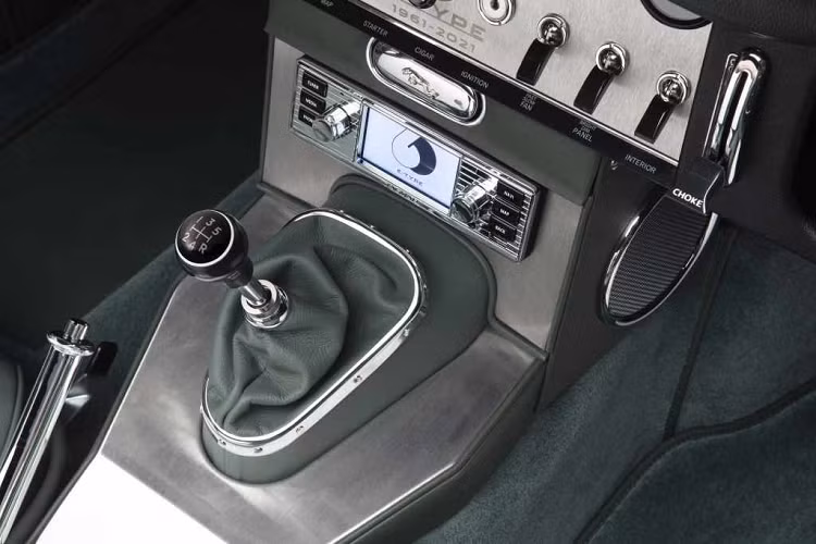 Cung cấp sức mạnh cho Jaguar E-Type 60 là động cơ XK với 6 xy-lanh thẳng hàng, dung tích 3.8L mạnh 265 mã lực. Động cơ này có một quạt làm mát và sử dụng hệ thống đánh lửa điện tử.