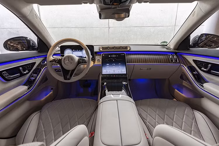 Tuy nhiên, đây chỉ là thông tin chia sẻ từ nhân viên bán hàng của Mercedes-Benz và con số cụ thể phải đợi đến khi hãng ra mắt vào năm sau mới chính xác. Hiện các khách hàng Việt muốn sở hữu xe sang Mercedes-Benz S-Class chính hãng trong năm nay chỉ có thể mua bản cũ với mức giá 4,3 tỷ đồng dành cho Mercedes-Benz S450L và giá xe Mercedes-Benz S450L Luxury có giá 4,969 tỷ đồng