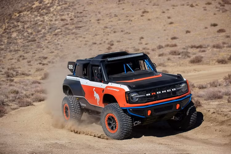 Đúng như hứa hẹn trước đó, Ford vừa chính thức tung ra một phiên bản Bronco "hoang dại" nhất mà người dùng có thể sở hữu. Xe có tên gọi Ford Bronco DR 2022 mới (Desert Racer), được phát triển đặc biệt cho giải đua SCORE Baja 1000 với số lượng giới hạn.