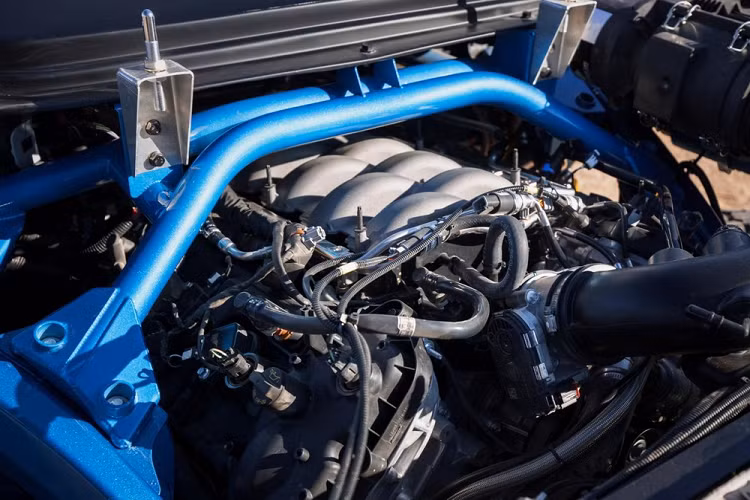 Theo thông tin do Ford công bố, bản Ford Bronco DR đặc biệt này được trang bị rất nhiều nâng cấp quan trọng nhằm tối ưu hoá khả năng chạy đua sa mạc, vì vậy mà xe không được lưu hành trên đường công cộng. Một điển hình của nâng cấp này là động cơ Coyote V8 5.0L nạp khí tự nhiên, có khả năng mang đến cho xe sức mạnh hơn 400 mã lực.