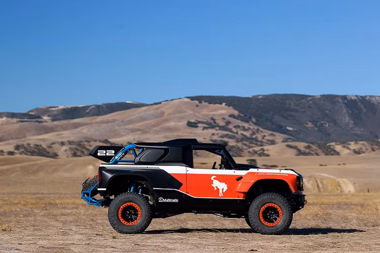Để giảm trọng lượng và giữ được độ bền cho xe, toàn bộ thân vỏ của mẫu Bronco DR đều được làm bằng sợi thuỷ tinh phủ nhựa resin, trên bề mặt là màu sơn và tem xe phong cách đua đặc biệt. Sau khi loại bỏ hệ thống cửa kính trên xe, hệ thống điều hoà của Bronco Dr cũng được tháo bỏ do không còn mục đích sử dụng.