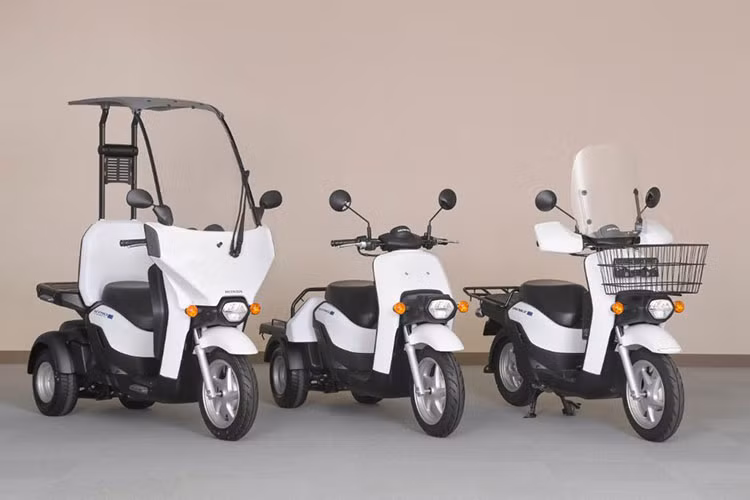 Giống như phiên bản dùng động cơ đốt trong, nó được cấp phép làm xe tay ga ở Nhật Bản, và giống như hai chiếc xe scooter giao hàng chạy điện gần đây khác của Honda, nó có sẵn màu trắng hoặc đỏ cho bạn lựa chọn. Mức giá xe Honda Gyro Canopy:e là 715.000 yên (tương đương 142 triệu đồng), bao gồm thuế tiêu thụ.