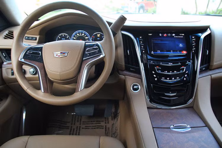 Mẫu xe SUV hạng sang cỡ lớn Cadillac Escalade được tạo hình với các đường nét tinh tế, nó không còn mang vẻ ngoài thô ráp của những chiếc xe phong cách Mỹ. Và với kiểu dáng mới này Escalade sẽ dễ tiếp cận hơn với khách hàng thích vẻ bề ngoài. Bên trong nội thất, bảng tap-lô tăng vẻ sang trọng với những chi tiết kết hợp của da và gỗ.