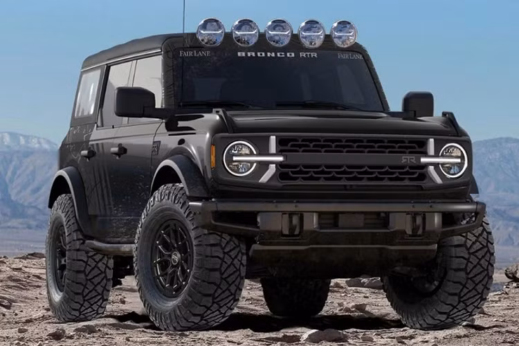 Bronco là mẫu SUV mới rất ăn khách của Ford, vốn có giá khởi điểm rơi vào khoảng 30.000 USD, tương đương 690 triệu đồng. Thế nhưng một chiếc Bronco với tên gọi Ford Bronco RTR đặc biệt vừa được bán ra với mức hơn 1 triệu USD (tương đương hơn 23 tỷ đồng).