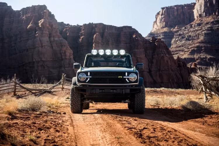 Không chỉ có thiết kế ngoại hình đặc biệt, sự độc đáo của Ford Bronco RTR còn được thể hiện qua trang bị và màu sắc bên trong nội thất. Cụ thể, chiếc Bronco độc bản này có nội thất hai tông màu đi kèm các chi tiết ốp gỗ óc chó có nguồn gốc từ dinh thự Fair Lane.