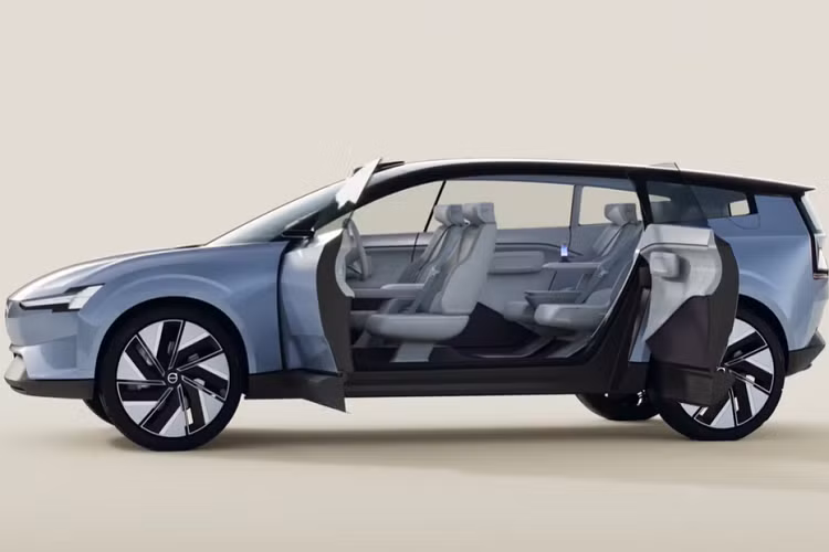 Những chi tiết như vậy không mang tính cách mạng trong thế giới xe điện, nhưng Volvo có áp dụng cách tiếp cận tối giản đối với nội thất của Recharge Concept bằng màn hình trung tâm 15 inch và màn hình bảng đồng hồ kỹ thuật số nhỏ cung cấp mọi thông tin cần thiết cho người lái.