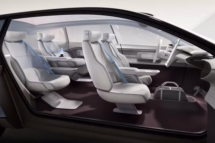 Vì vậy, Recharge Concept không chỉ là một chiếc xe đẹp đẽ thông thường – nó mang đến cái nhìn trước cho ngôn ngữ thiết kế mới của thương hiệu được gọi là “ít nhưng tốt hơn”, biểu thị tất cả những thứ mà một chiếc xe điện thuần túy không cần như lưới tản nhiệt truyền thống hay sàn nâng cao để nhường chỗ cho trục truyền động hoặc hệ thống ống xả. 