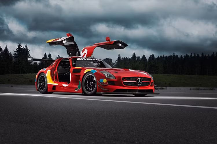 Vì vậy, chiếc Mercedes-AMG GT3 2016 bản kỷ niệm là một chiếc xe cũ, có số khung 100, còn chiếc SLS AMG GT3 được chế tạo từ phần thân vỏ cuối cùng sót lại trong nhà máy của dòng xe này.