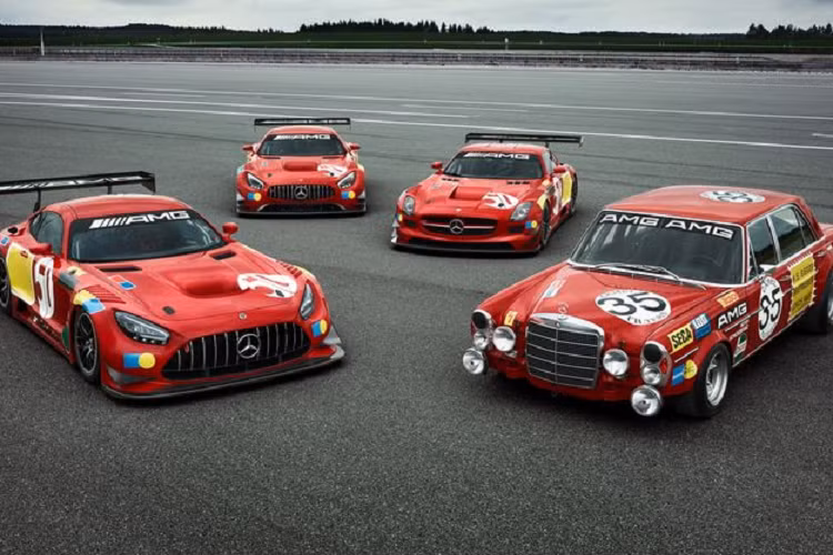 Vì quá độc đáo và ý nghĩa, giá xe Mercedes-Benz SLS AMG GT3 "50 Years Legend of Spa" được hãng bán ra lên tới 770.000 USD (khoảng 17,7 tỷ đồng), chiếc GT3 2020 và GT3 2016 có giá lần lượt là 681.000 USD và 592.000 USD (khoảng 15,7 tỷ VNĐ và 13,6 tỷ đồng).