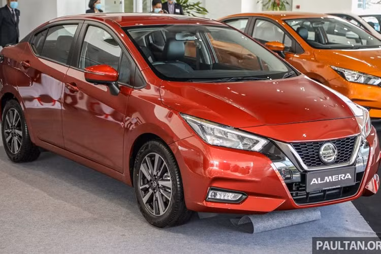 Dù chưa chính thức ra mắt nhưng các đại lý đã bắt đầu nhận cọc Nissan Sunny 2021 mới hay Almera 202, theo tư vấn bán hàng, Almera 2021 sẽ có 4 biến thể (2 bản số sàn, 2 bản số tự động), giá bán vẫn được giữ kín, chỉ biết rằng bản cao cấp nhất sẽ rẻ hơn khá nhiều so với đối thủ Toyota Vios và Honda City.