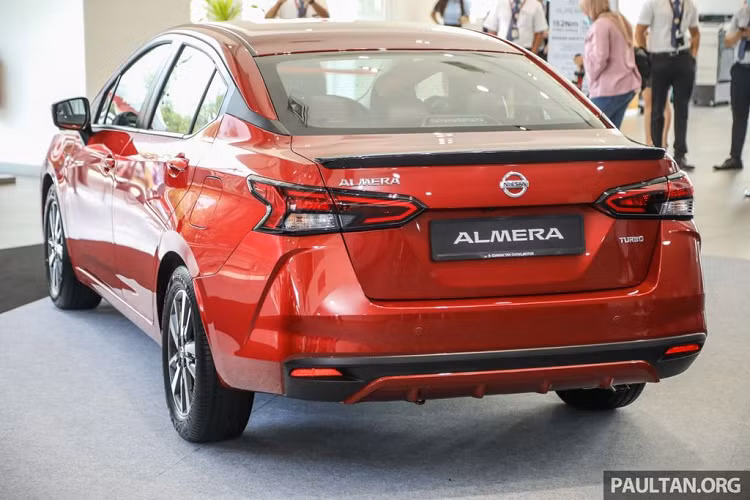 Mức giá xe Nissan Almera 2021 mới cchưa được công bố, nhưng rất được người tiêu dùng Việt mong chờ vì xe đã có nhiều nâng cấp ấn tượng từ ngoại thất cho đến trang bị cùng truyền thống giá "mềm". Về diện mạo, đầu xe nổi bật với lưới tản nhiệt V-Motion đặc trưng, cùng nhiều đường nét khỏe khoắn, trẻ trung, đèn pha mỏng dẹt có công nghệ LED và dải đèn ngày LED hiện đại.