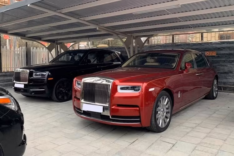 Như vậy hết gạ bạn bè đổi siêu xe, Minh nhựa còn đi tham quan showroom Rolls-Royce và không rõ đại gia này có để ý đến chiếc xe chính hãng nào hay không. Được biết, bức ảnh Minh nhựa chia sẻ cho thấy phía sau là chiếc xe Phantom VIII sở hữu ngoại thất màu xanh đen chỉ mới được đưa vào Nam trưng bày vài ngày gần đây.