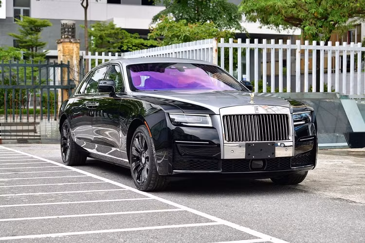 Hiện trong garage xe của Minh nhựa còn thiếu chiếc xe siêu sang Rolls-Royce Phantom. Doanh nhân 8X cùng vợ từng sở hữu 1 chiếc xe Phantom thế hệ thứ 7 nhưng đã bán đi khá lâu. Cặp xe Rolls-Royce của Minh nhựa là Ghost đời cũ và Cullinan vẫn chưa ra biển số dù đã nhận bàn giao hơn 1 năm.