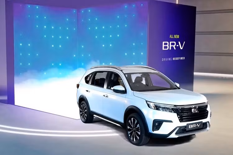 Bản này được trang bị tính năng đàm thoại rảnh tay, camera cập lề Honda LaneWatch và gói công nghệ an toàn Honda Sensing. Gói công nghệ an toàn này bao gồm hệ thống kiểm soát hành trình thích ứng, giảm thiểu chệch làn đường, hỗ trợ giữ làn đường, phanh giảm thiểu va chạm phía trước và cảnh báo khi phương tiện phía trước chuyển bánh. Trong khi đó, những bản còn lại chỉ có những tính năng an toàn tiêu chuẩn như 2 túi khí trước, túi khí bên sườn, hệ thống chống bó cứng phanh ABS, phân bổ lực phanh điện tử EBD, hệ thống cân bằng điện tử, hỗ trợ khởi hành ngang dốc và cảm biến đỗ xe.