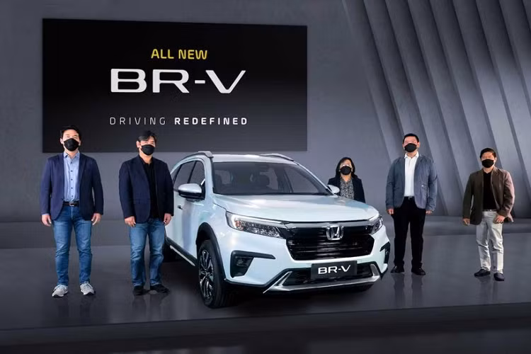 Honda đã chính thức vén màn BR-V thế hệ mới ở thị trường Indonesia. Đây là thị trường Đông Nam Á đầu tiên đón nhận mẫu xe MPV lai SUV cỡ nhỏ này. Đúng như đồn đoán từ trước đó, Honda BR-V thế hệ mới chính là phiên bản thương mại của mẫu xe concept N7X đã ra mắt tại Indonesia vào hồi tháng 5/2021. So với N7X, Honda BR-V 2022 mới sở hữu thiết kế ngoại thất không thay đổi quá nhiều.