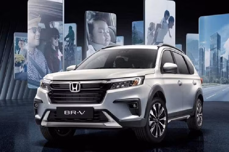 "Trái tim" của Honda BR-V 2022 tại thị trường Indonesia là máy xăng i-VTEC 4 xi-lanh, dung tích 1.5L, tạo ra công suất tối đa 121 mã lực tại tua máy 6.600 vòng/phút và mô-men xoắn cực đại 145 Nm tại tua máy 4.300 vòng/phút. Động cơ kết hợp với hộp số sàn hoặc CVT. Khi mua Honda BR-V 2022, khách hàng Indonesia có thể chọn 1 trong 5 màu sơn như trắng Premium Opal White Pearl mới, trắng Taffeta White, bạc Lunar Silver Metallic, xám Modern Steel Metallic và đen Crystal Black Pearl.