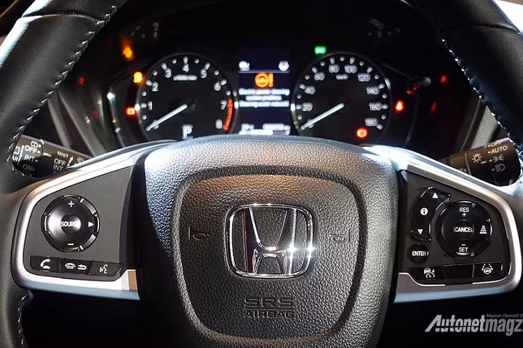 Đằng sau, Honda BR-V thế hệ thứ hai được trang bị cụm đèn hậu mới với thiết kế gợi liên tưởng đến City 2021 nhưng không có nẹp mạ crôm ở giữa. Cánh gió mui và tấm ốp gầm màu bạc là những trang bị ngoại thất đáng chú ý khác của mẫu MPV cỡ nhỏ này. Không chỉ "lột xác" về thiết kế, Honda BR-V 2022 còn sở hữu chiều cao gầm tăng mạnh từ 201 mm ở thế hệ cũ lên 220 mm. Sự thay đổi này sẽ giúp xe vượt qua những đoạn đường xấu hoặc đường ngập dễ dàng hơn. 