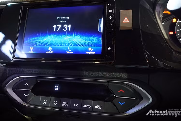 Bước vào bên trong Honda BR-V 2022, người dùng vẫn được chào đón bằng không gian nội thất 7 chỗ như cũ. Trang bị nội thất của xe sẽ thay đổi tùy theo phiên bản. Ở thị trường Indonesia, Honda BR-V mới được chia thành 5 bản trang bị, bao gồm S M/T, E M/T, E CVT, Prestige CVT và Prestige CVT có Honda Sensing