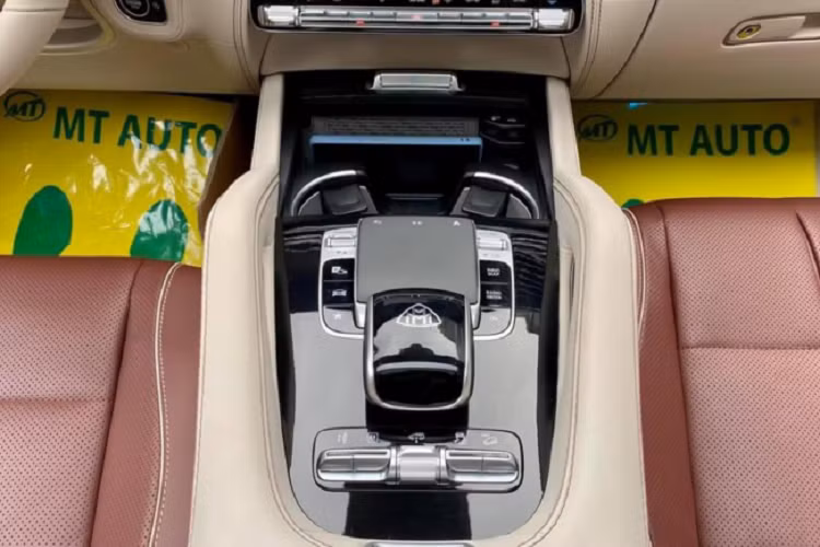 Giá xe Mercedes-Maybach GLS 600 4Matic tại Việt Nam giao động trong khoảng từ 16 – 18 tỷ đồng tùy vào trang bị và đơn vị nhập khẩu. Nhìn chung, giá bán của Mercedes-Maybach GLS 600 4Matic cao hơn so với Range Rover SVAutobiography LWB 3.0L 2020 có giá khoảng 14 tỷ đồng, nhưng nó dễ tiếp cận hơn so với lựa chọn chơi SUV siêu sang khác như Bentley Bentayga hay Rolls-Royce Cullinan.